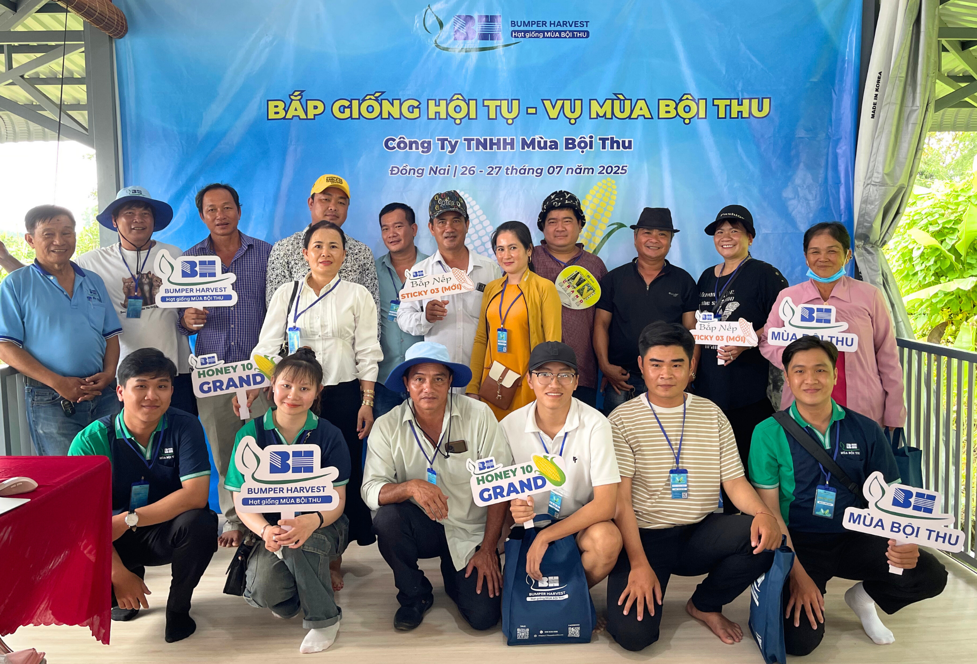 Khách mời đoàn Tiền Giang nhận quà & chụp hình lưu niệm