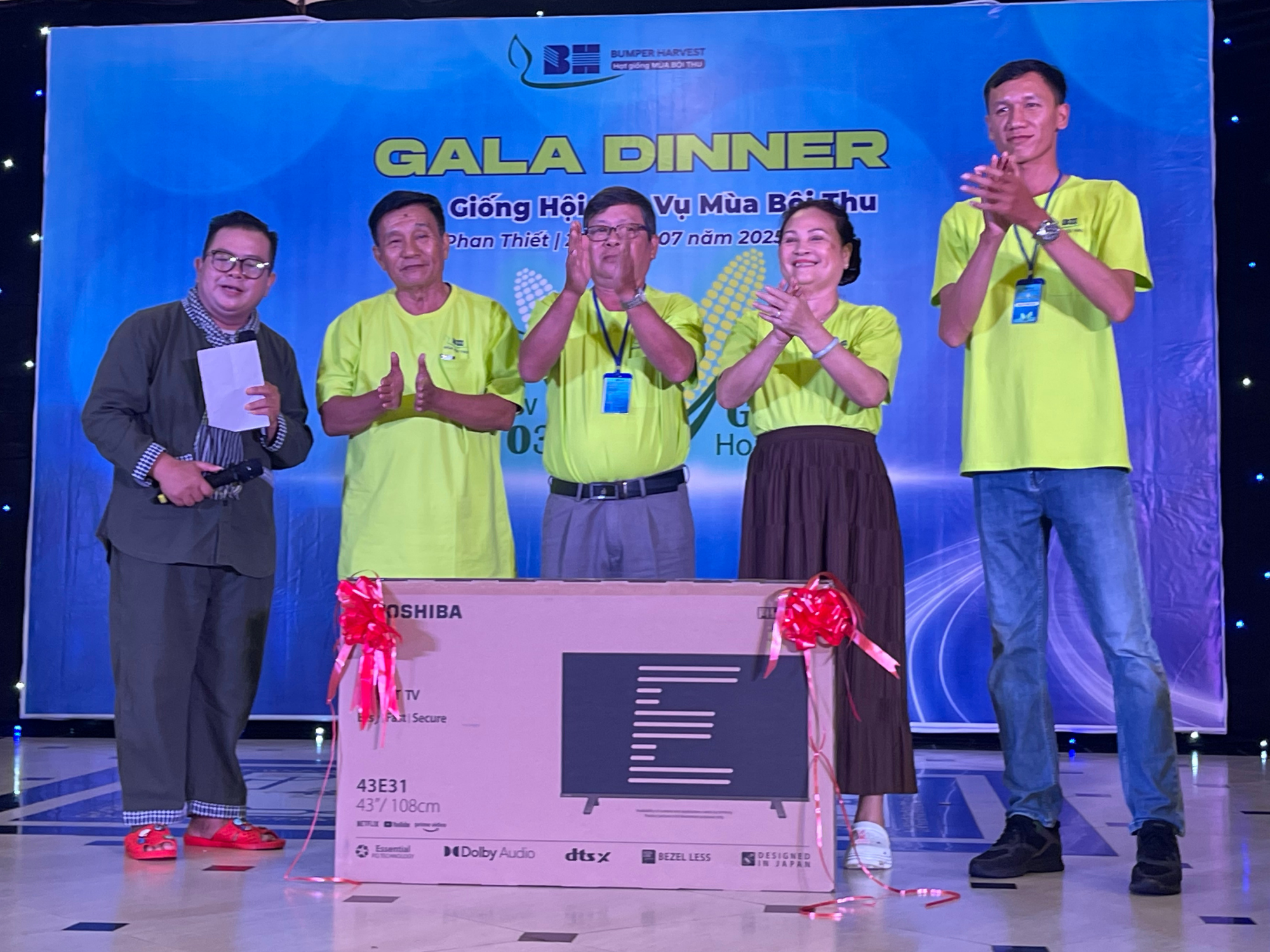 Khách hàng đặc biệt nhận tivi tại đêm Gala