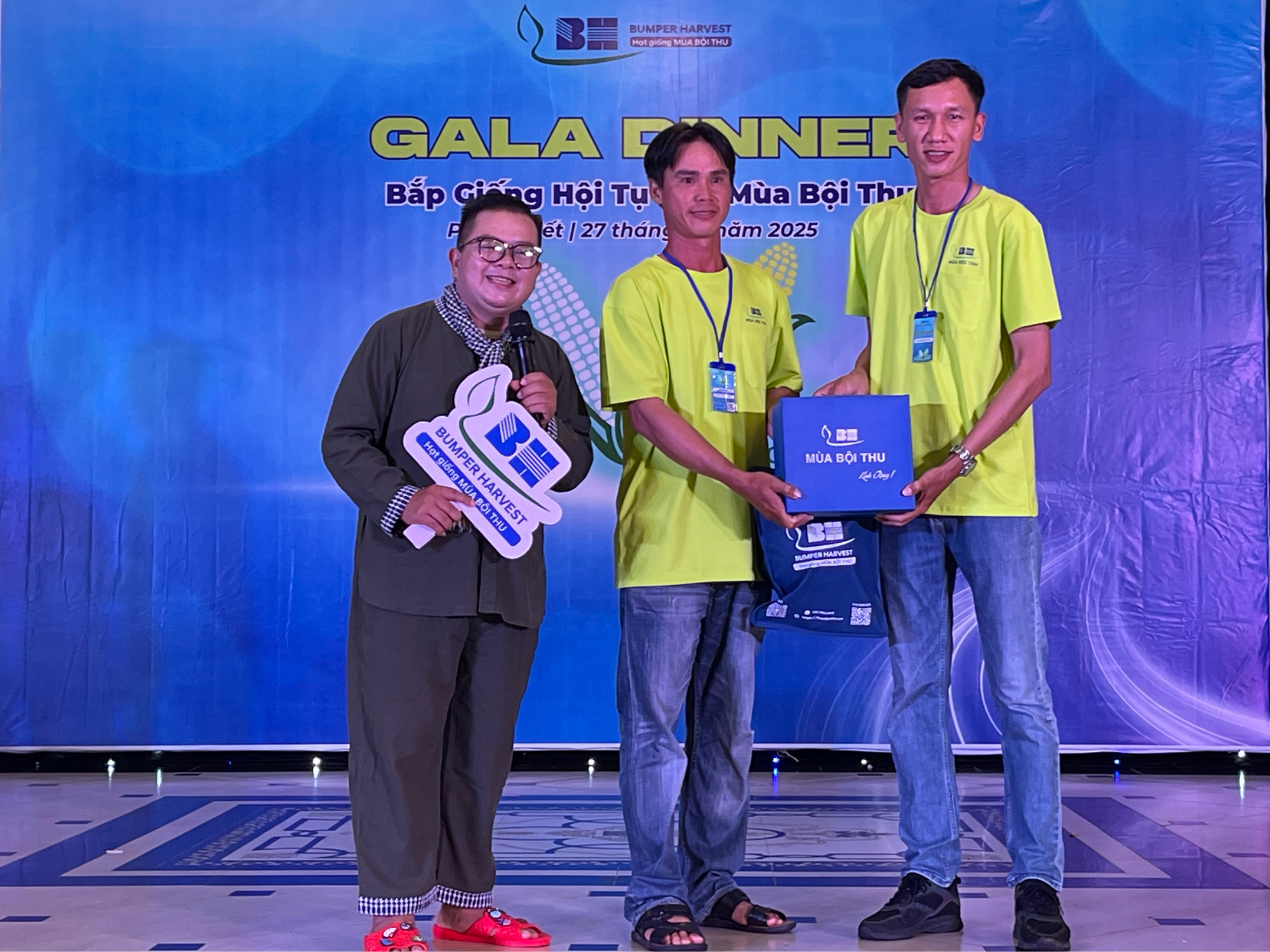 Phần quà gửi tặng Anh Phạm Văn Tính vừa là thương lái và cũng là  người trực tiếp trồng 2 loại giống bắp mới của Mùa Bội Thu là Honey 10 Grand và Sticky 03 sau những chia sẻ của anh về những kinh nghiệm, trải nghiệm thực tế trong quá trình canh tác.
