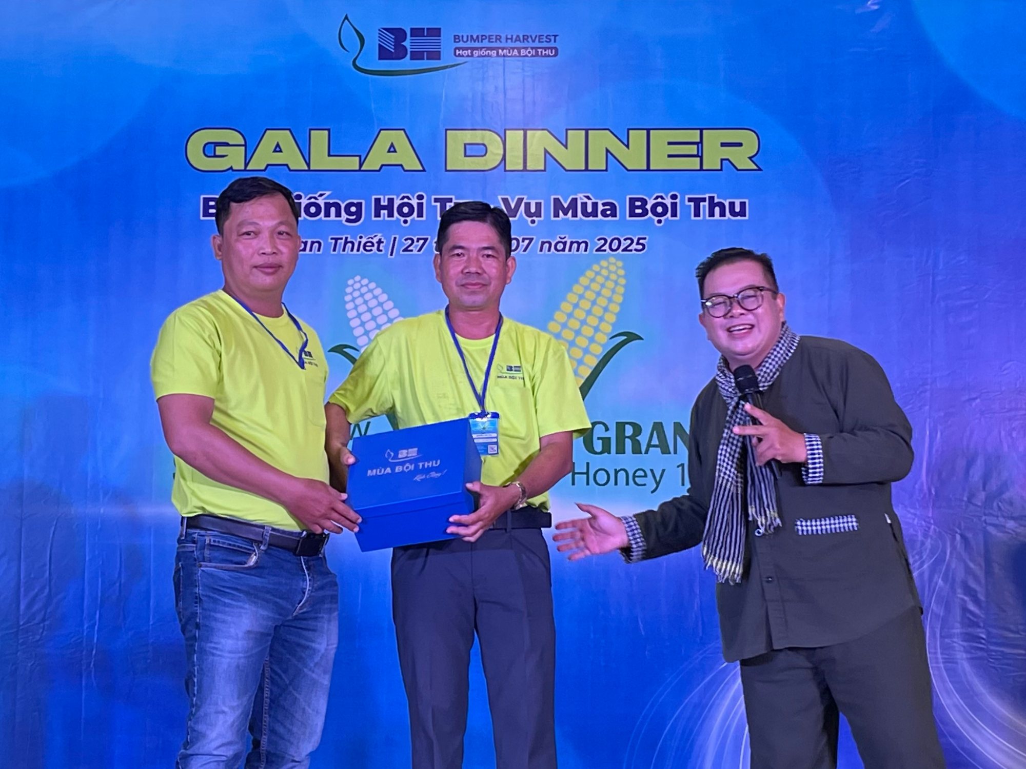 Một số phần quà ý nghĩa khác trong đêm Gala