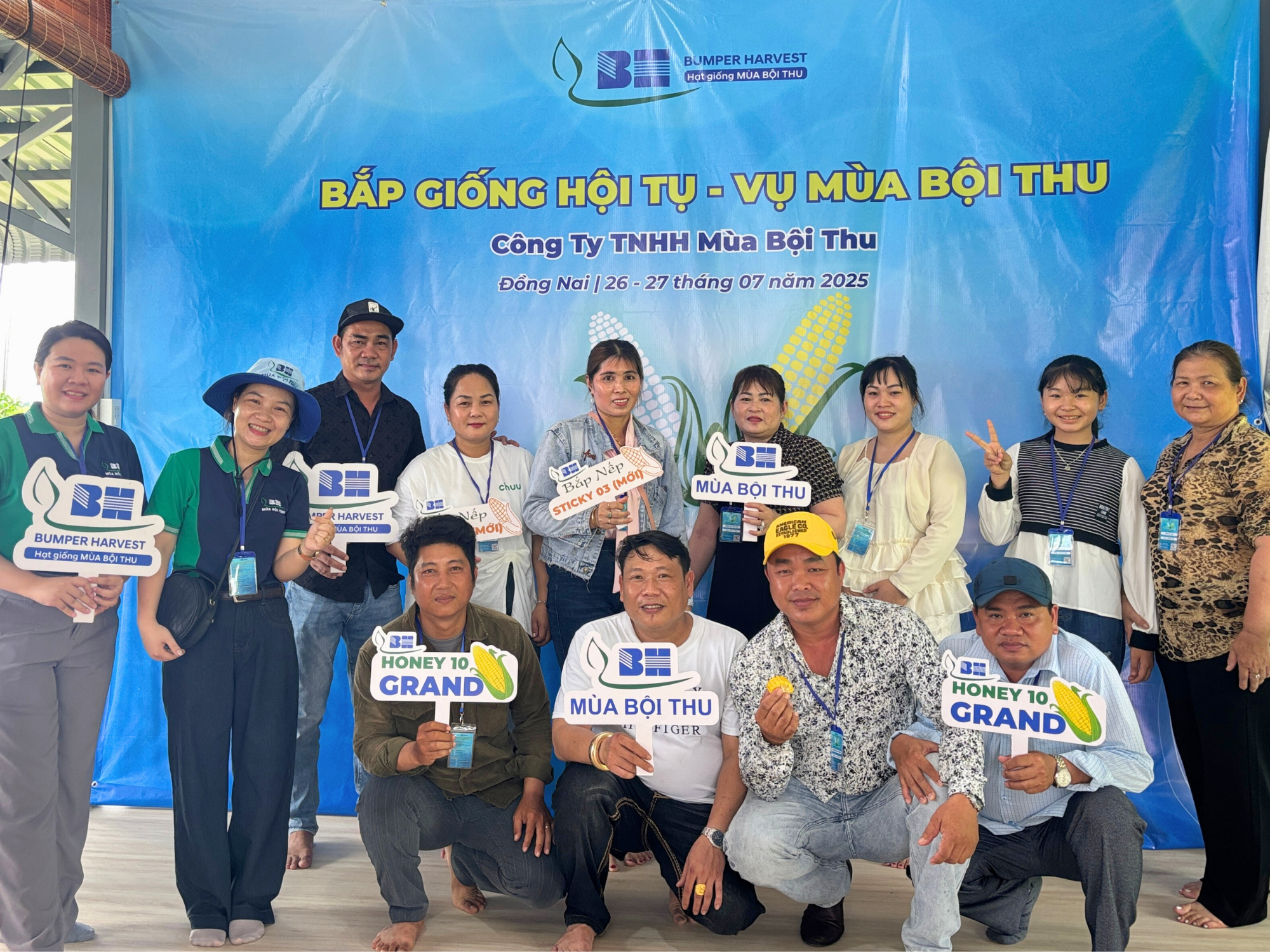 Khách mời đoàn TPHCM chụp hình lưu niệm tại trại Bắp của Mùa Bội Thu 
